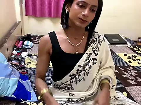 Snapshot of LuvLayla chatting on November 2025 08:30:01 PM LuvLayla online show from November 2025 08:30:01 PM