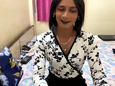 Snapshot of LuvLayla chatting on November 2025 06:17:01 PM LuvLayla online show from November 2025 06:17:01 PM