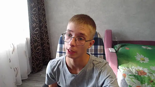 Snapshot of glasses_cat chatting on September 2025 07:30:01 AM glasses cat online show from September 2025 07:30:01 AM