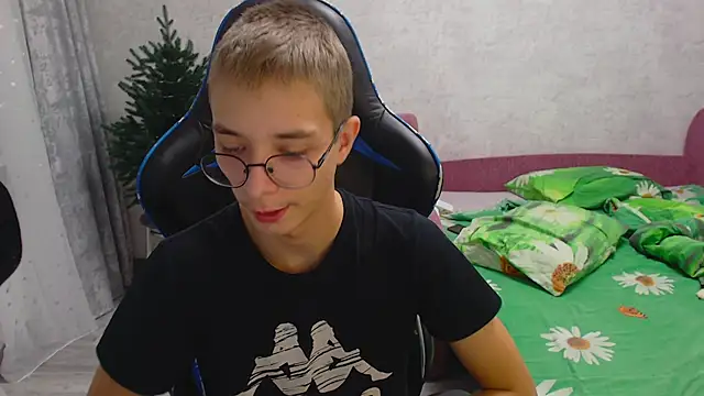 glasses cat online show from December 2025 07:21:02 PM