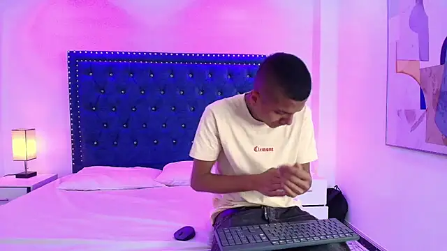 Snapshot of Damian_and_roxanne chatting on December 2025 12:36:02 PM Damian and roxanne online show from December 2025 12:36:02 PM