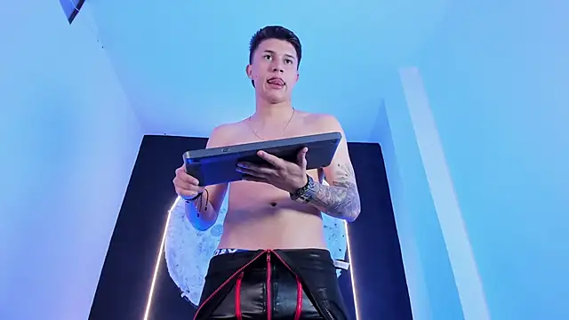 liaamsmiith  online show from October 2025 12:50:01 PM