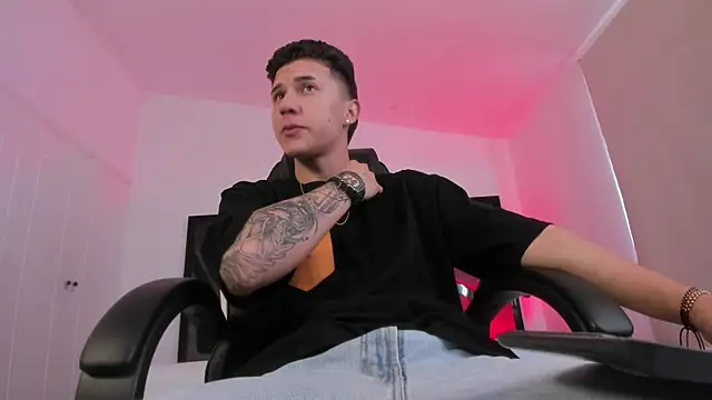 liaamsmiith  online show from December 2025 12:03:02 PM