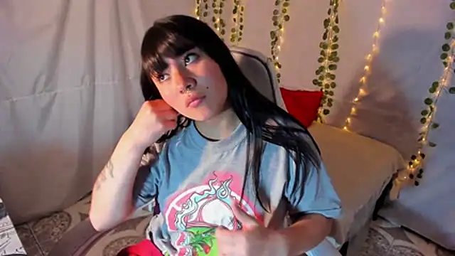 Snapshot of Zulema_R1 chatting on November 2025 04:11:02 AM Zulema R1 online show from November 2025 04:11:02 AM