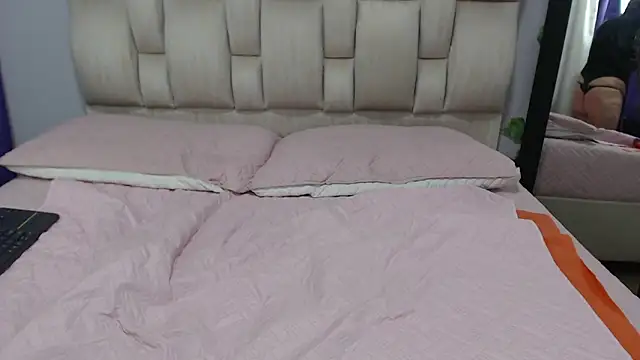 NoelleHartley online show from September 2025 12:38:01 PM