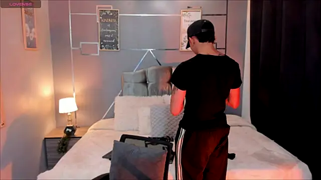 oliver mr  online show from November 2025 08:08:01 PM