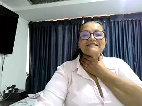 Snapshot of _Cristal chatting on November 2025 06:07:01 PM Cristal online show from November 2025 06:07:01 PM