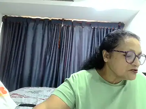 Snapshot of _Cristal chatting on November 2025 06:18:02 PM Cristal online show from November 2025 06:18:02 PM