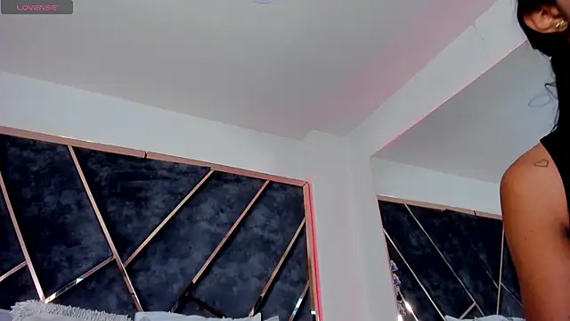 SusanaHenao online show from November 2025 05:35:02 PM