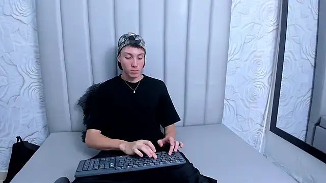 LittleDanny  online show from December 2025 06:02:01 PM