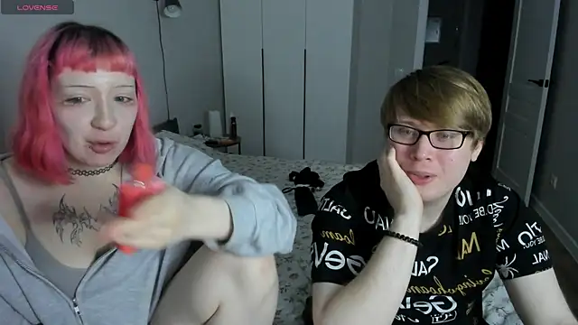 Couple Molly online show from October 2025 05:35:01 PM