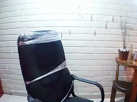 MiiaVelasquez online show from November 2025 04:01:02 AM