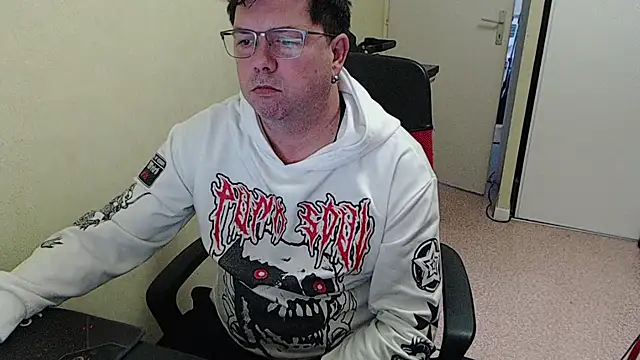 blueandwhite1 online show from November 2025 03:49:01 PM