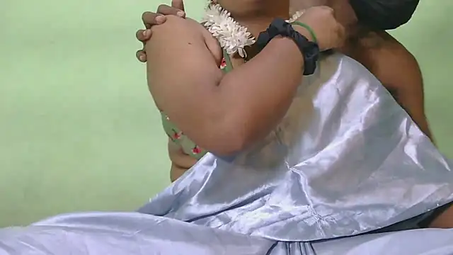 Snapshot of Shneeha_le chatting on November 2025 03:44:01 PM Shneeha le online show from November 2025 03:44:01 PM