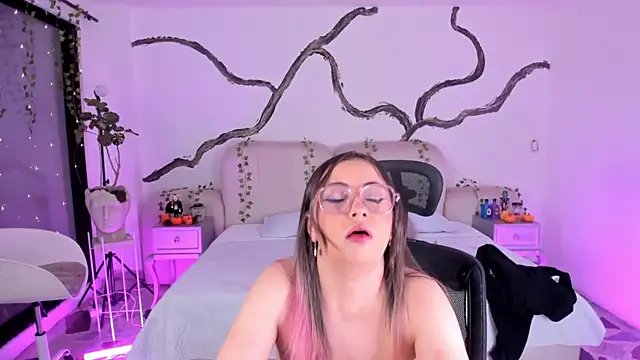 SarahCastro1  online show from October 2025 05:15:02 AM