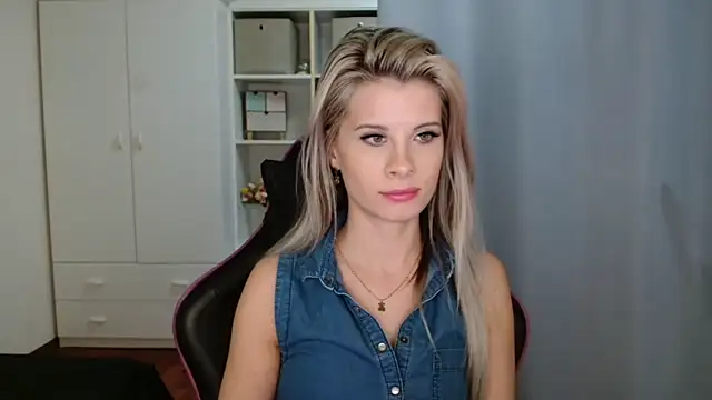 KristineGlow online show from February 2026 07:15:01 PM