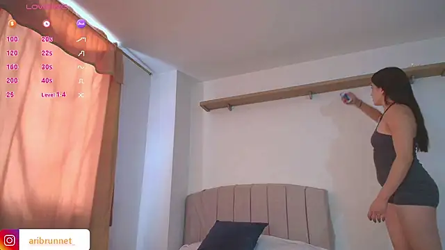 Snapshot of BrunnetAri_ chatting on November 2025 06:21:01 PM BrunnetAri online show from November 2025 06:21:01 PM