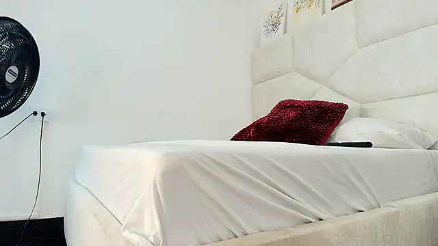 elizawiliamst online show from April 2026 01:12:02 PM