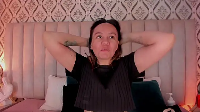 Sky Junne online show from April 2026 06:05:01 PM