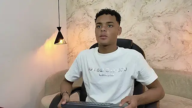 Valentino Thompson online show from October 2025 08:15:01 PM