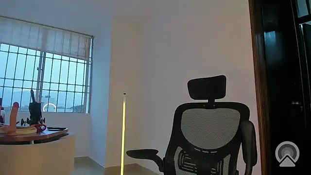 Amberdecolombia online show from April 2026 09:01:01 PM