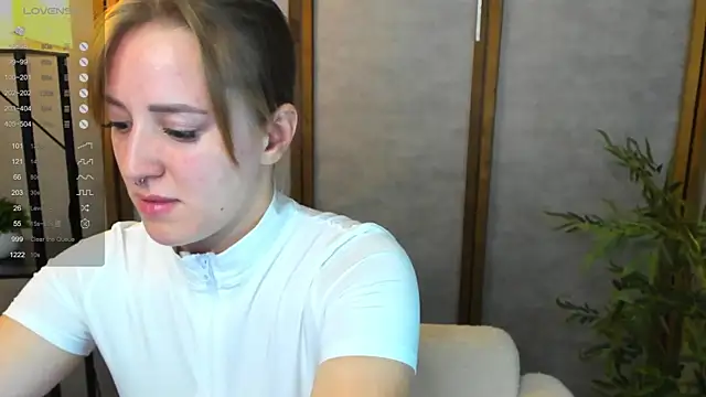 Snapshot of Alice_Cire chatting on October 2025 02:44:01 AM Alice Cire online show from October 2025 02:44:01 AM