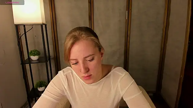 Snapshot of Alice_Cire chatting on November 2025 02:56:01 PM Alice Cire online show from November 2025 02:56:01 PM