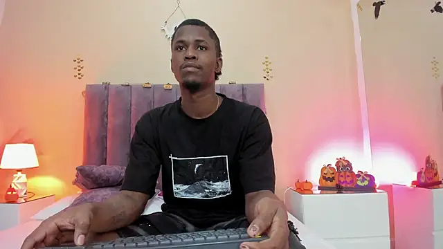 Snapshot of Kiaraa_y_Her_Crazy chatting on October 2025 07:14:02 PM Kiaraa y Her Crazy online show from October 2025 07:14:02 PM