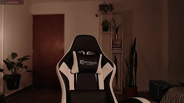 Snapshot of Ellyuwuw chatting on November 2025 11:48:01 PM Ellyuwuw online show from November 2025 11:48:01 PM