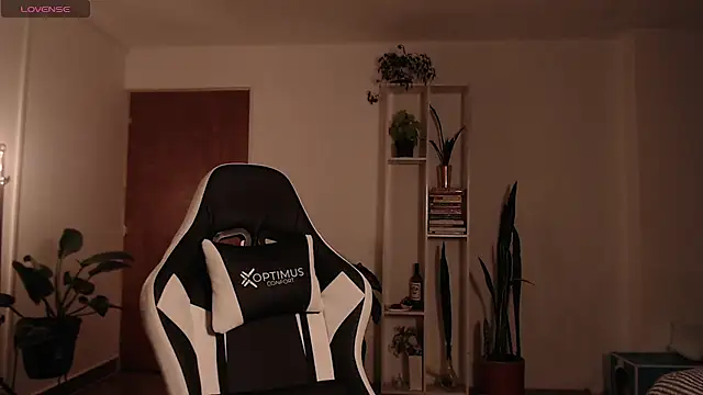 Snapshot of Ellyuwuw chatting on November 2025 01:14:02 AM Ellyuwuw online show from November 2025 01:14:02 AM