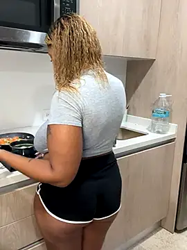 Snapshot of x_deluLuz_x chatting on October 2025 03:07:01 AM x deluLuz x online show from October 2025 03:07:01 AM