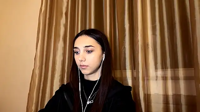 Snapshot of LinaMour chatting on November 2025 10:10:02 PM LinaMour online show from November 2025 10:10:02 PM