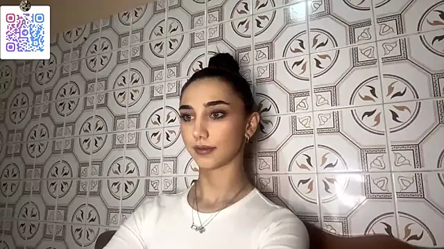 Snapshot of LinaMour chatting on December 2025 10:27:02 PM LinaMour online show from December 2025 10:27:02 PM