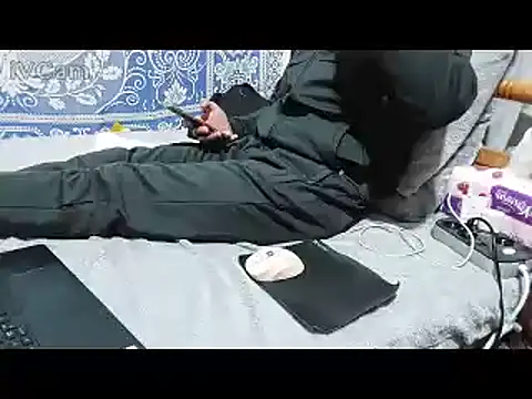 yazinyazin1 online show from February 2026 06:15:02 PM