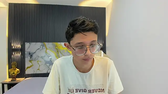 SantiagoRusso18 online show from September 2025 01:01:01 PM