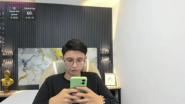 SantiagoRusso18 online show from October 2025 01:06:02 PM