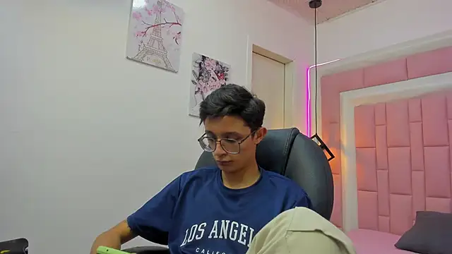 SantiagoRusso18 online show from October 2025 08:07:02 PM