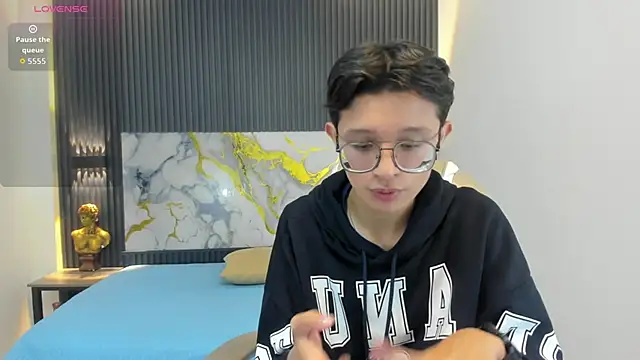 SantiagoRusso18 online show from October 2025 12:05:02 PM