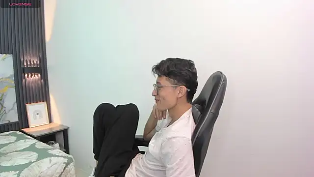 SantiagoRusso18 online show from February 2026 08:27:01 PM