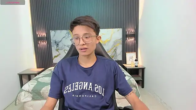 SantiagoRusso18 online show from February 2026 07:44:02 PM