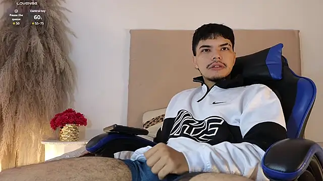 Snapshot of Snowlann chatting on November 2025 12:59:03 PM Snowlann online show from November 2025 12:59:03 PM