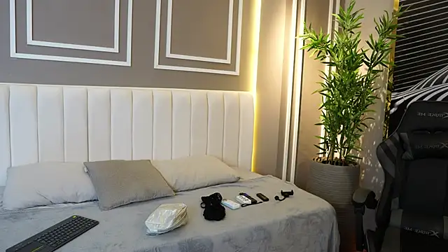 Tayler Kim online show from November 2025 06:30:01 PM