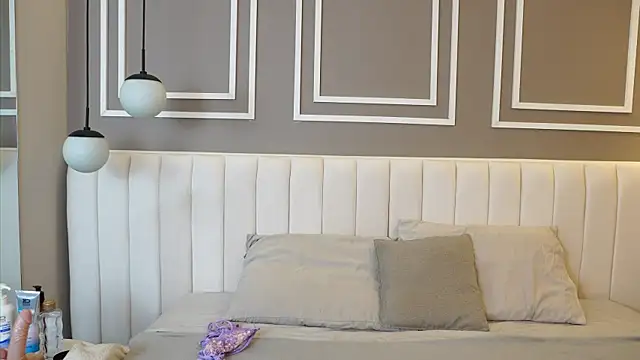 Tayler Kim online show from November 2025 08:29:01 PM