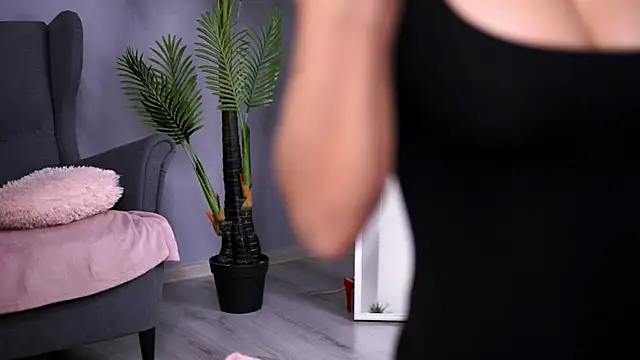 Snapshot of SarahMystique chatting on November 2025 04:44:01 PM SarahMystique online show from November 2025 04:44:01 PM