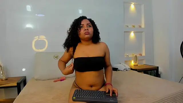 Snapshot of lyana_cowel chatting on October 2025 03:57:02 PM lyana cowel online show from October 2025 03:57:02 PM