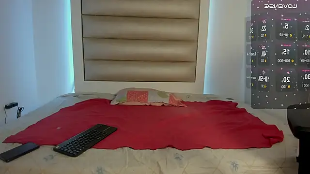 Snapshot of Luna_and_lindsy chatting on November 2025 01:02:02 PM Luna and lindsy online show from November 2025 01:02:02 PM