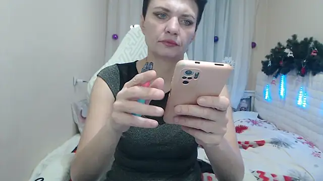 AvaSaturnian online show from December 2025 01:16:01 PM