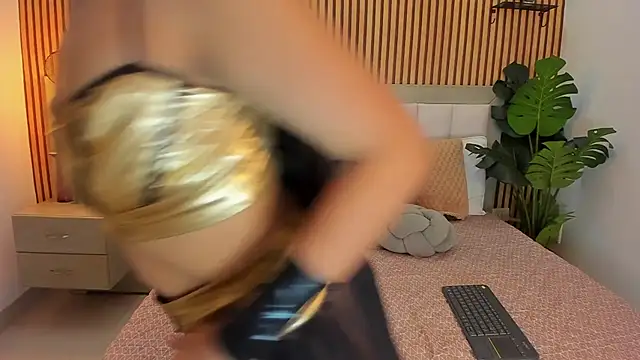 Roseaurora online show from October 2025 12:50:01 PM