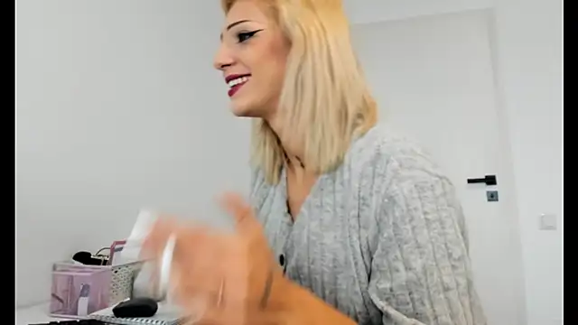 crystalxx18 online show from October 2025 08:01:01 AM