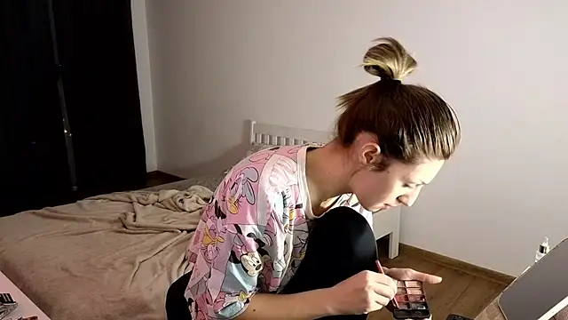 crystalxx18 online show from November 2025 03:42:02 AM